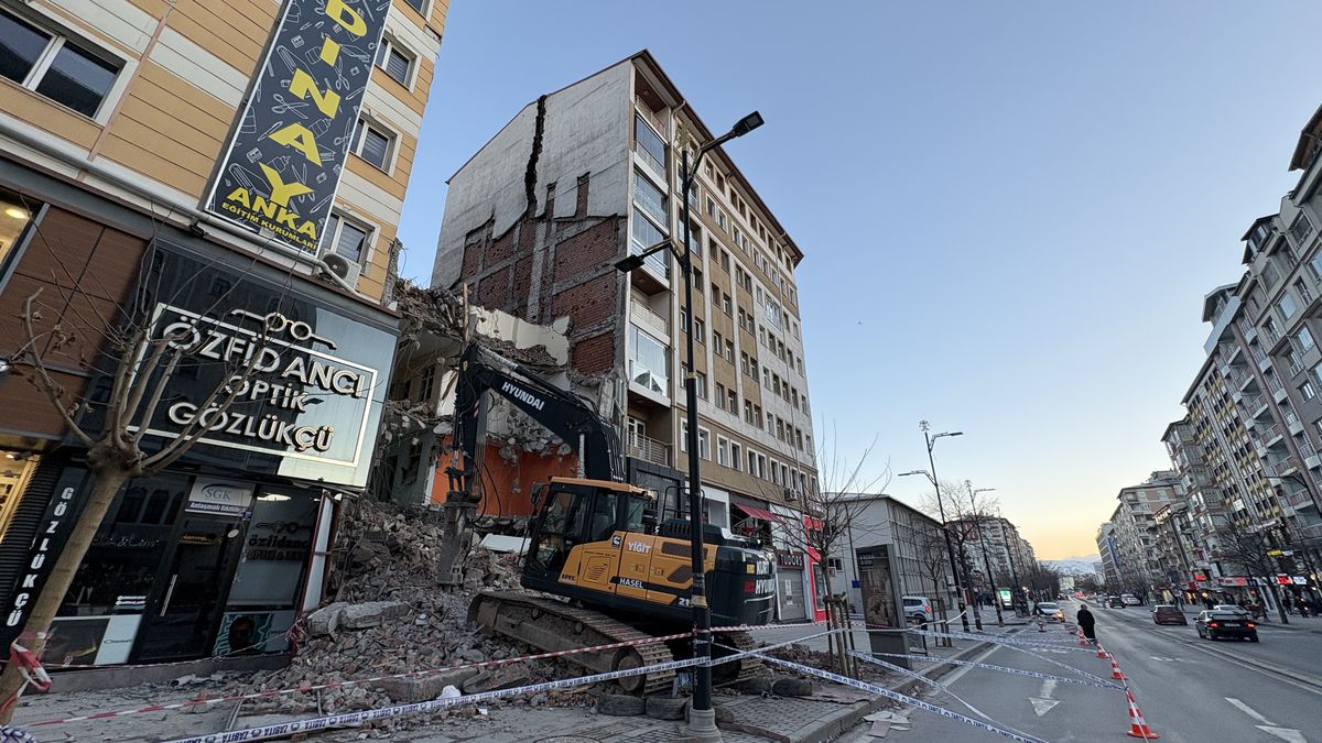 Sivas'ta Yıkım Sırasında Apartmanın Kolonuna Zarar Verildi, 21 Daire Boşaltıldı