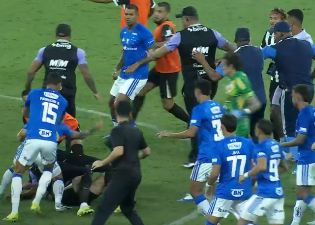 23 kirmizi kartin ciktigi futbol savasinda kaleci 19639339 5186 m