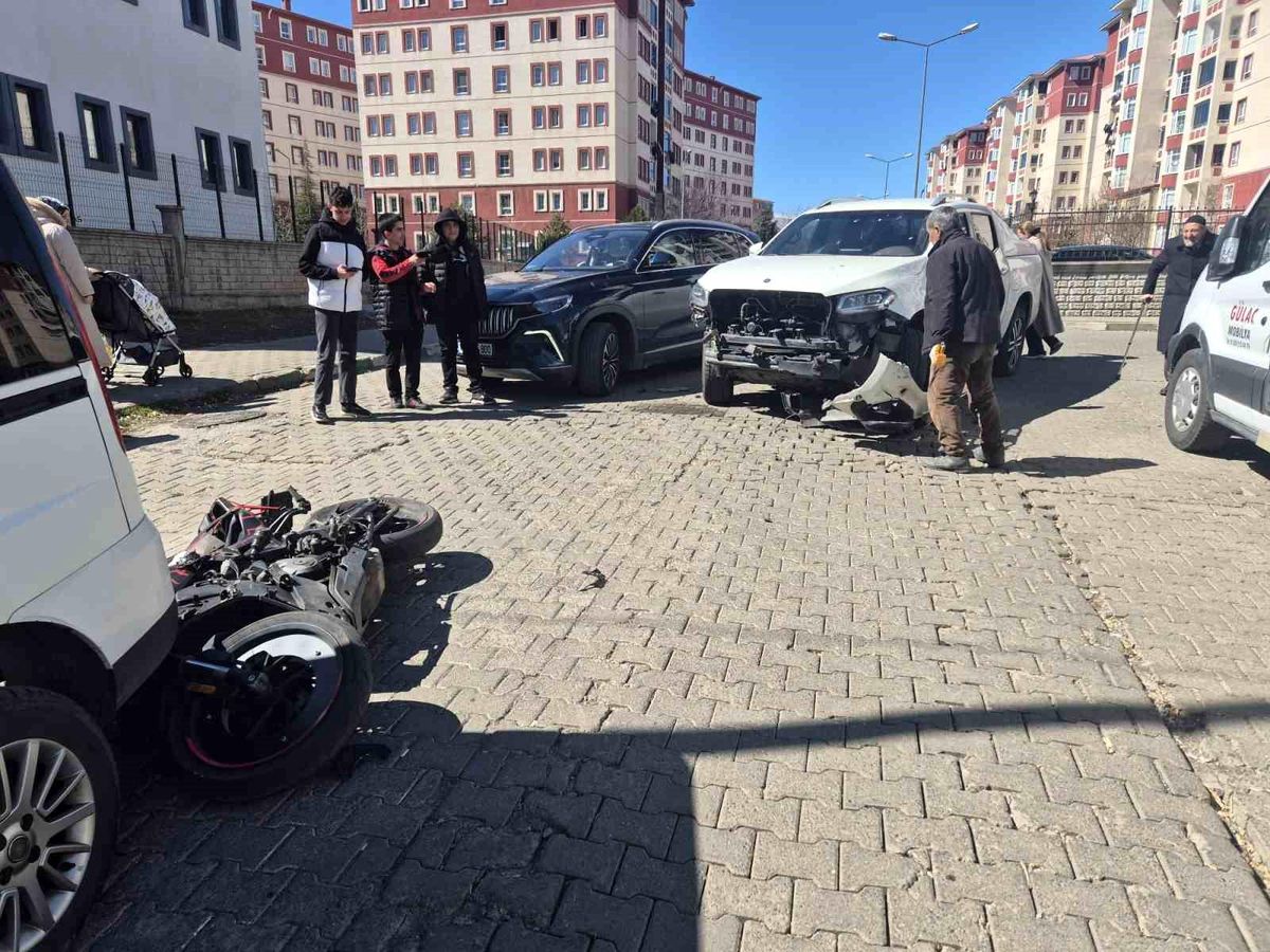 Bingöl'de otomobil ile motosiklet çarpıştı: 2 yaralı
