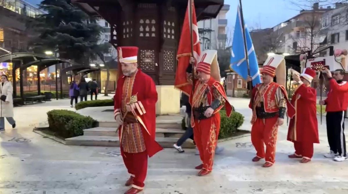 Davetli oldukları iftara mehter takımı ile gittiler