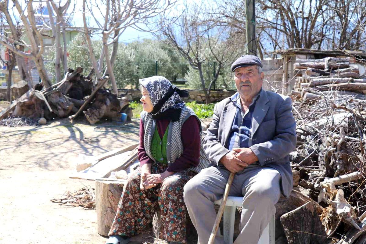 Depremde hasar gören evlerini dışarıdan izliyorlar