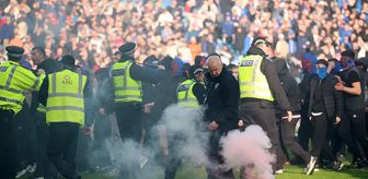 Dün geceye damga vuran derbi! Taraftarlar sahaya indi