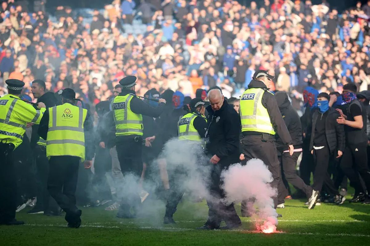 Dün geceye damga vuran derbi! Taraftarlar sahaya indi