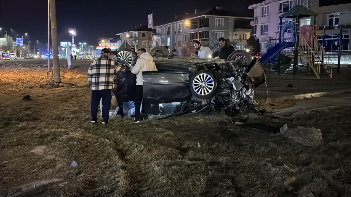 Kütahya'da Ters Dönen Otomobilin Sürücüsü Yaralandı
