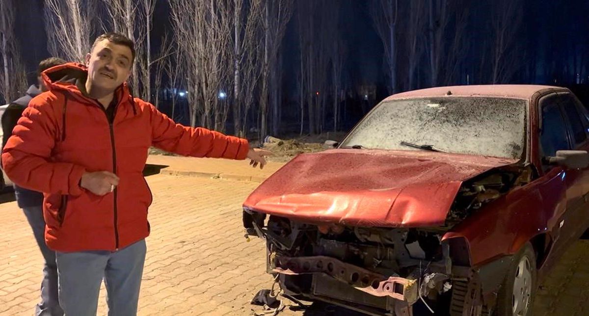 Sattığı otomobilin parasını beklerken, kazalı haliyle karşılaştı