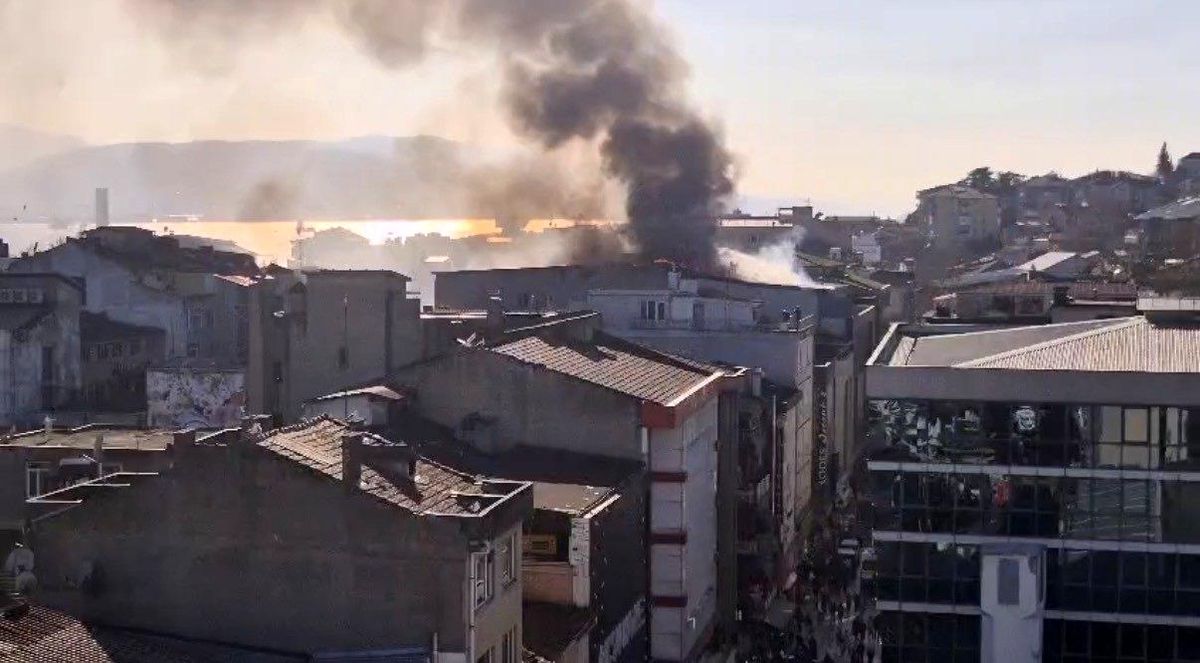 Şehir merkezinde korku dolu anlar: Depo yandı, dumandan göz gözü görmedi