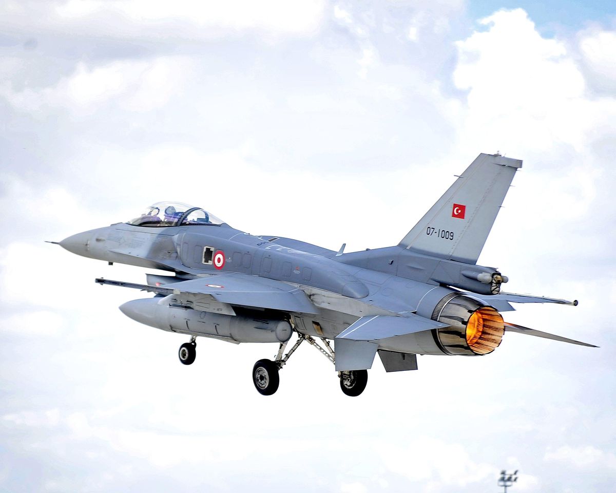 Türkiye'nin Kıbrıs'ın kuzeyine savaş uçağı konuşlandırması ne anlama geliyor?