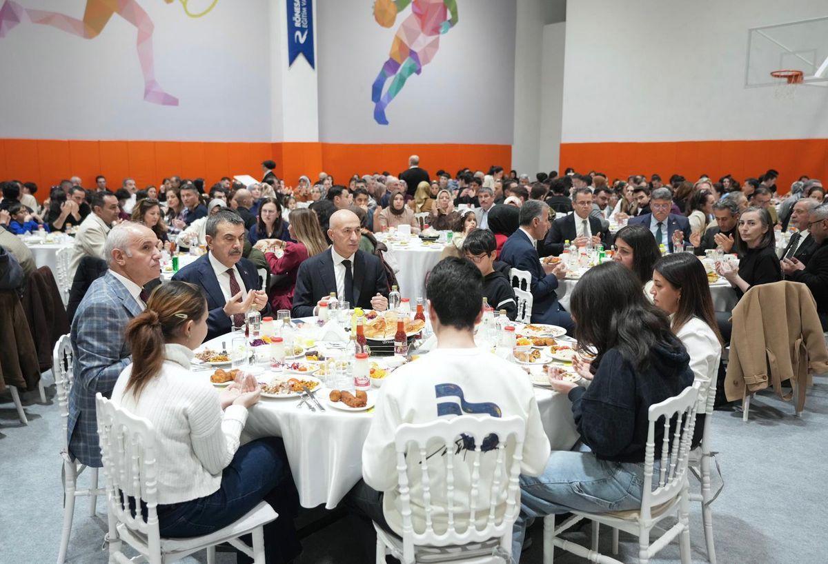 Milli Eğitim Bakanı Yusuf Tekin, Erman Ilıcak Fen Lisesi'nde öğrencilerle buluştu