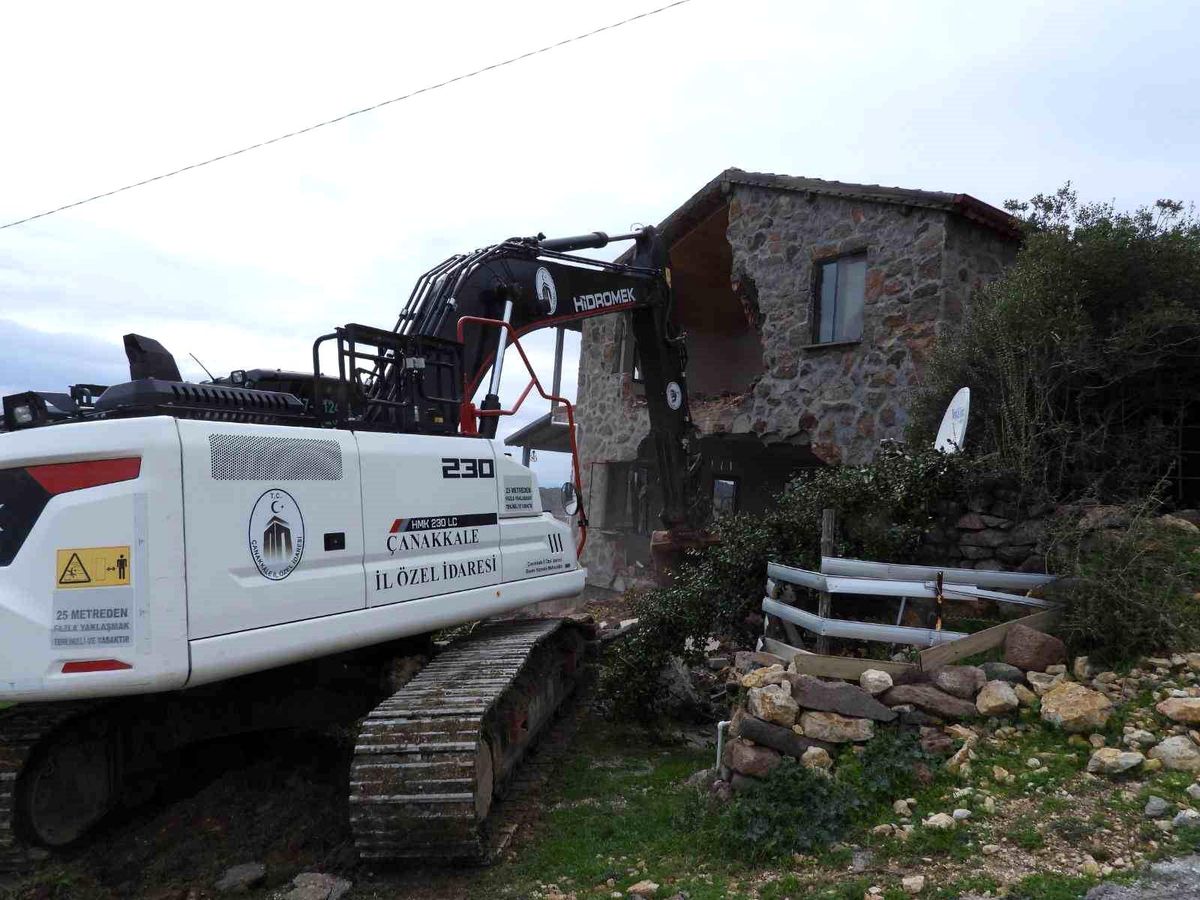 Çanakkale'de 31 kaçak yapı yıkıldı