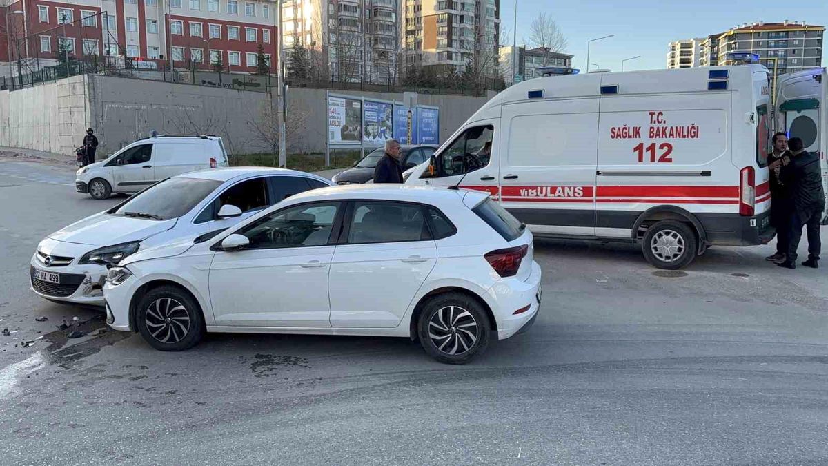 Edirne'de iki otomobil çarpıştı: 2 yaralı