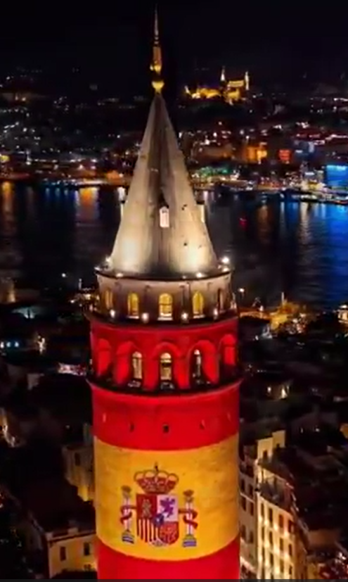 galata kulesi turk ve ispanyol bayraklariyla 19641933 7632 m