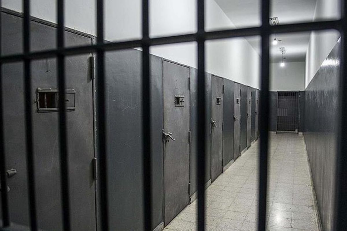 İsrail, hapishanelerdeki Filistinli esirlerin koğuşlarına eşzamanlı baskın yaptı