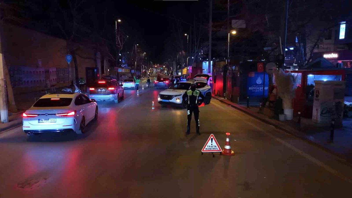 Kadıköy'de gece denetimleri: 1.2 milyon TL ceza, 159 araç trafikten men
