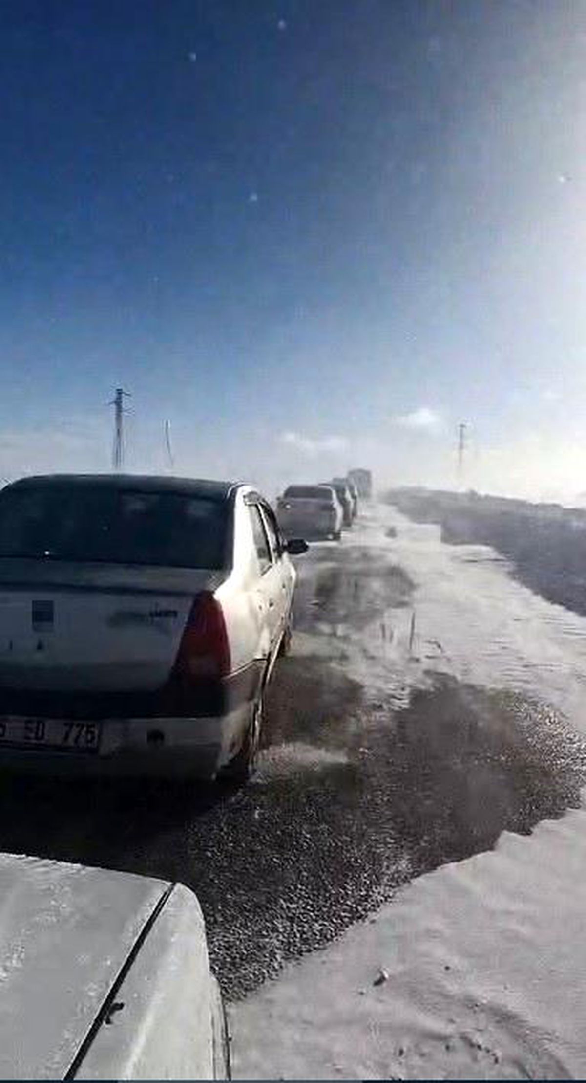Kars-Göle yolunda onlarca araç mahsur kaldı