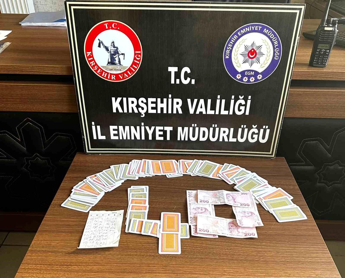 Kıraathanede kumar oynayan 4 kişiye para cezası