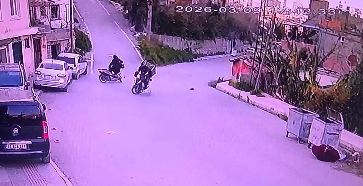 Motosikletlerin kafa kafaya çarpıştığı kazada şahısların yere savrulduğu anlar kameraya yansıdı