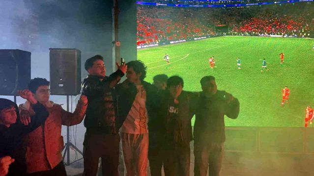 Osmaniye’de Galatasaray’ın galibiyeti havai fişek ve meşalelerle kutlandı