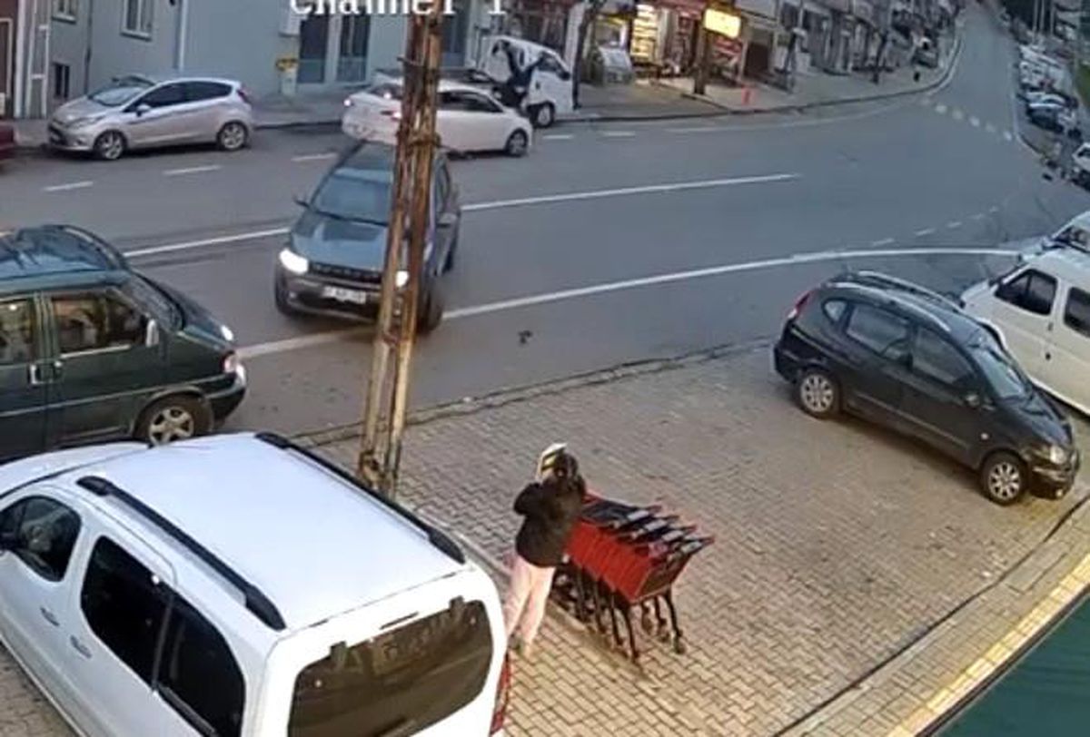 Trabzon'da otomobilin çarptığı genç kadın metrelerce savruldu... O anlar kamerada