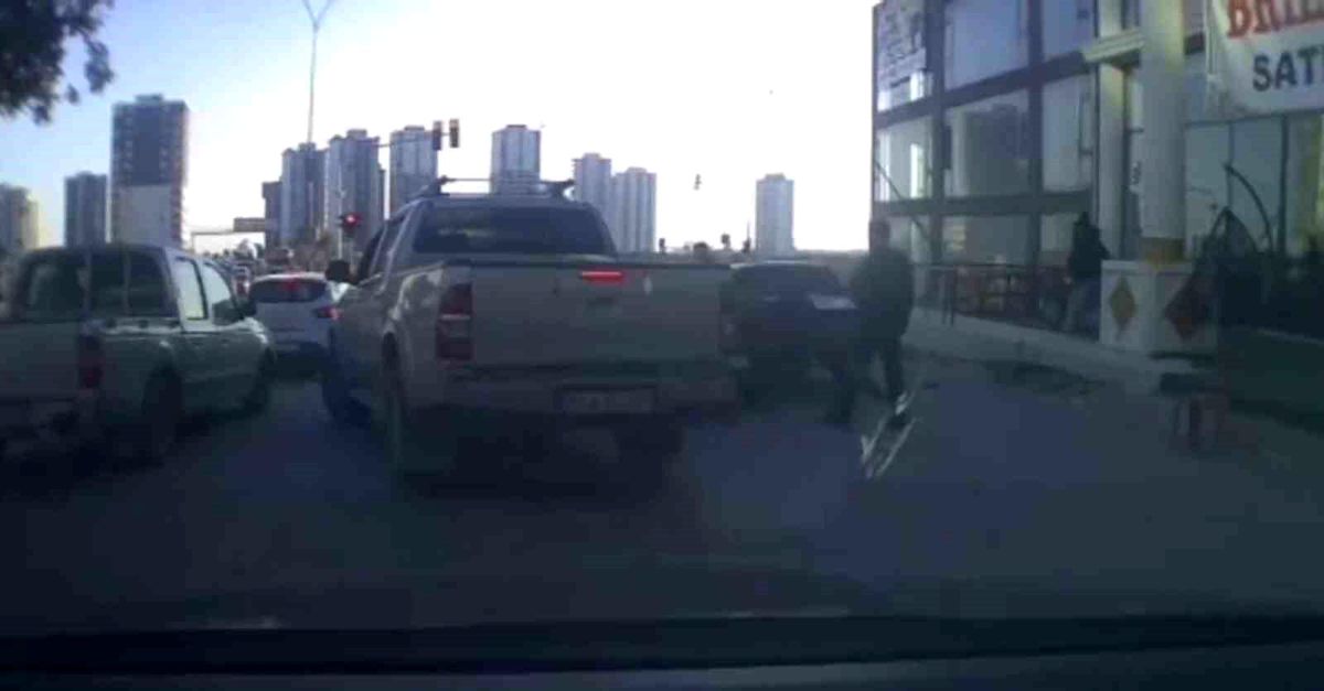 Trafikte tartıştıkları kişinin aracına sopa ve sandalyelerle saldırdılar