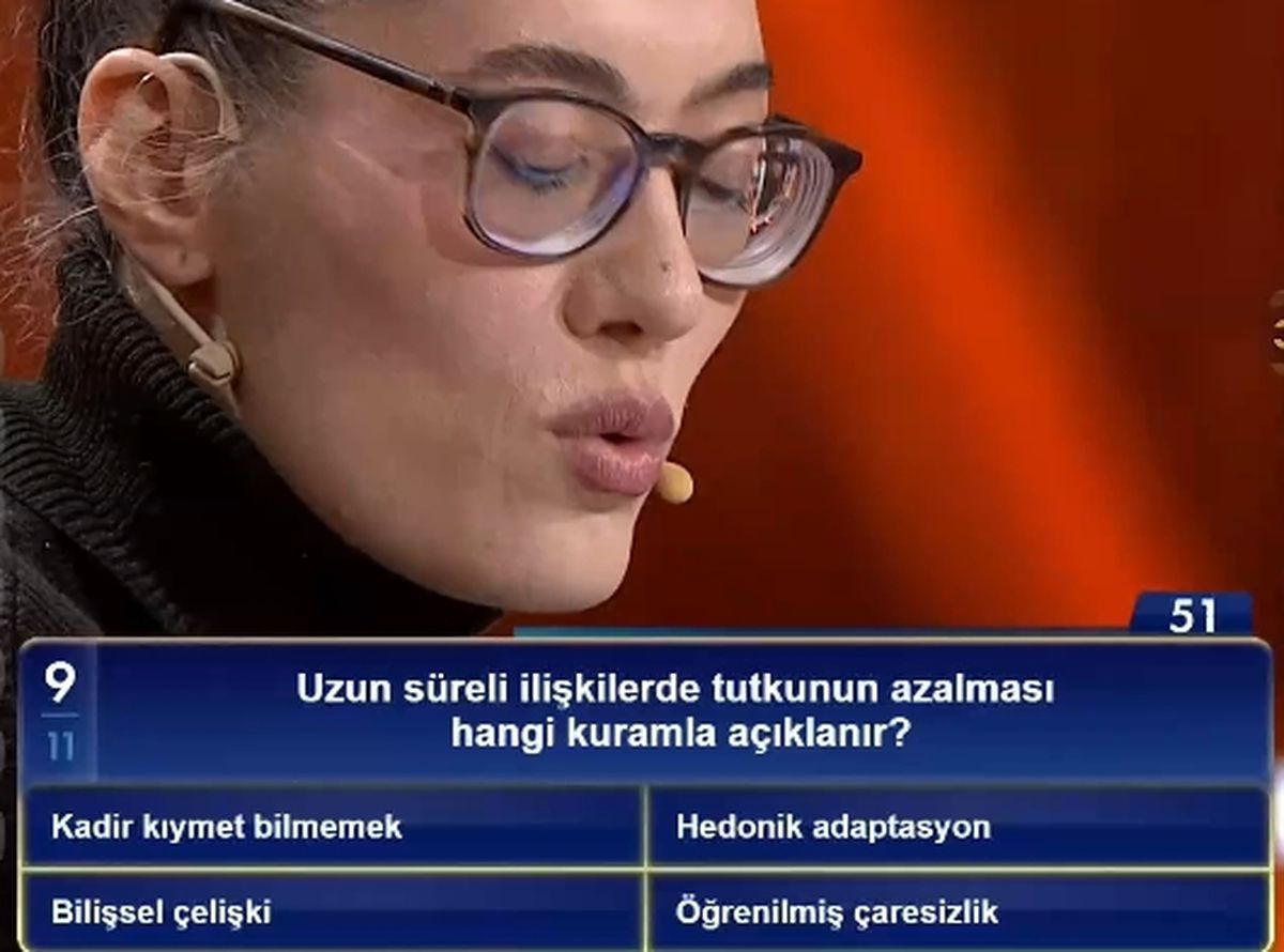 Uzun süreli ilişkilerde tutkunun azalması hangi kuramla açıklanır?