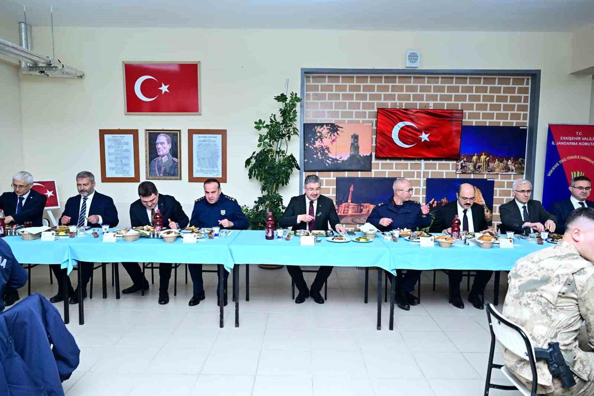 Eskişehir Valisi Yılmaz, Jandarma Tabur Komutanlığında İftar Programına Katıldı