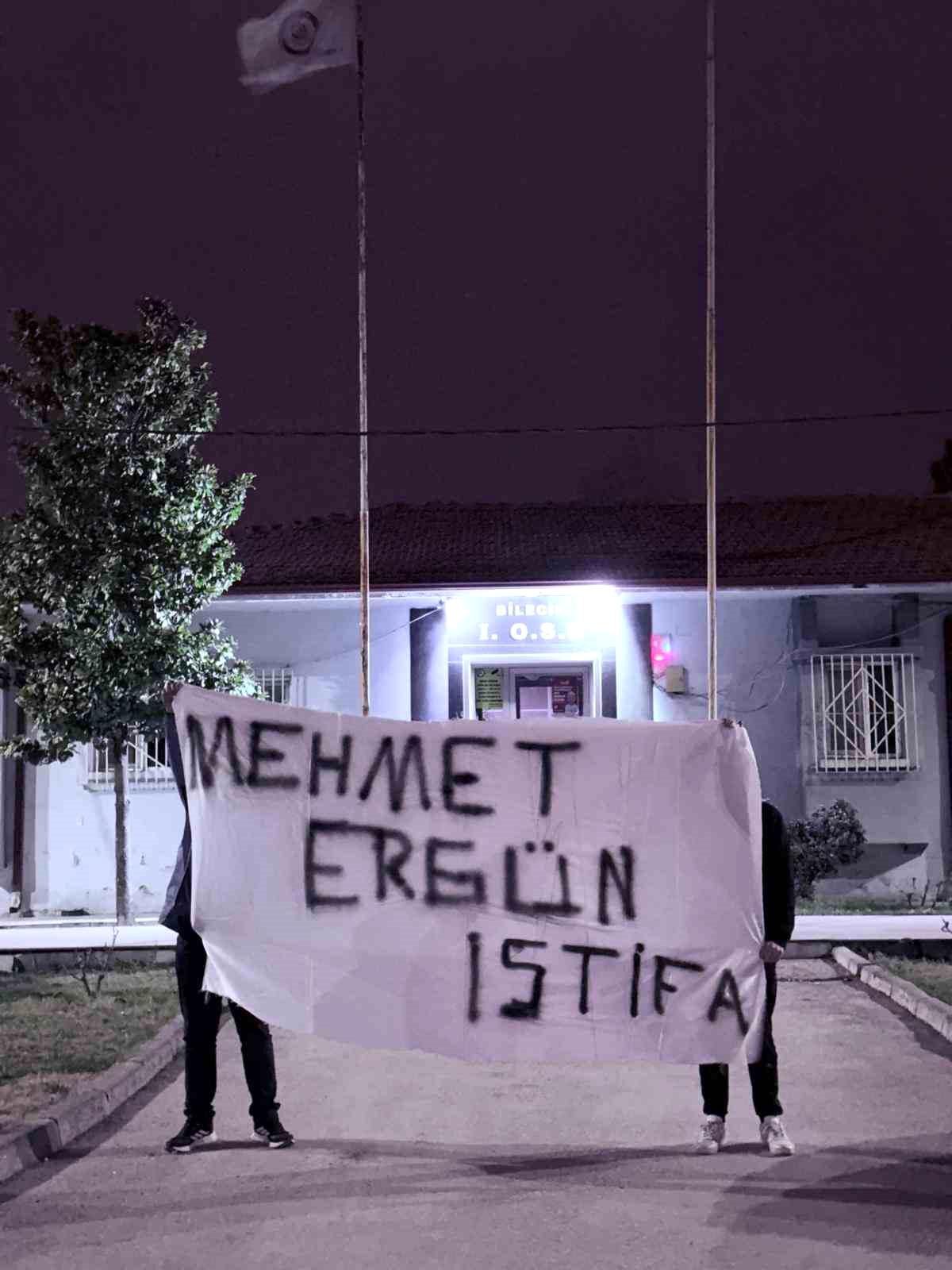 1969 Bilecikspor Kulübü Başkanı Mehmet Ergün'ün iş yerinin duvarına 'Yönetim İstifa' yazısı astılar