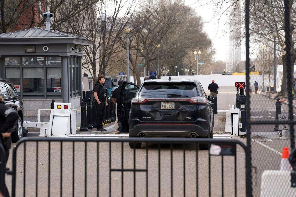 ABD'de Beyaz Saray'ın yakınlarındaki barikata çarpan minibüsün sürücüsü gözaltına alındı
