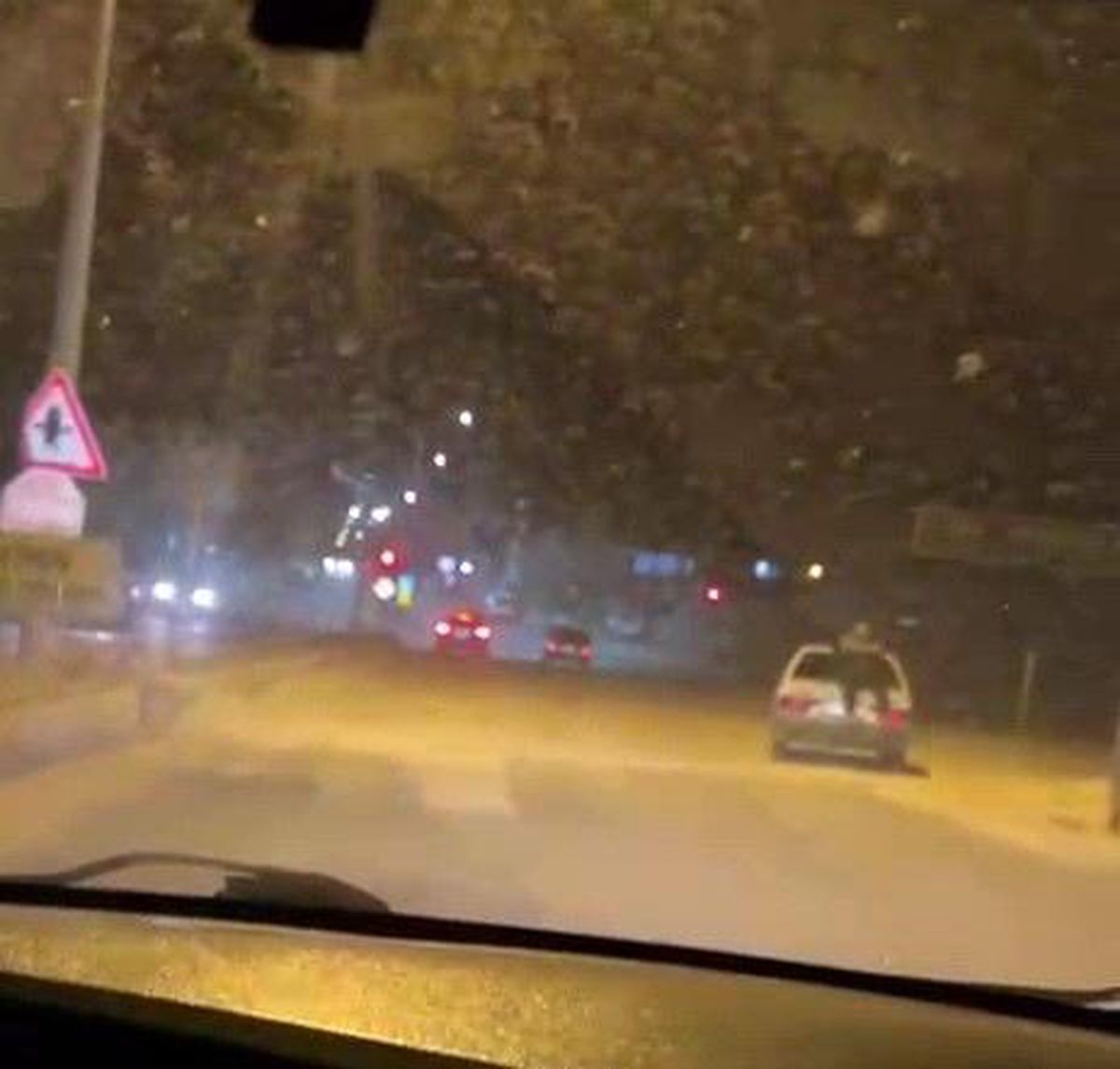 Adıyaman'da tepki çeken görüntü: Seyir halindeki otomobilin bagaj kısmına oturarak ilerledi
