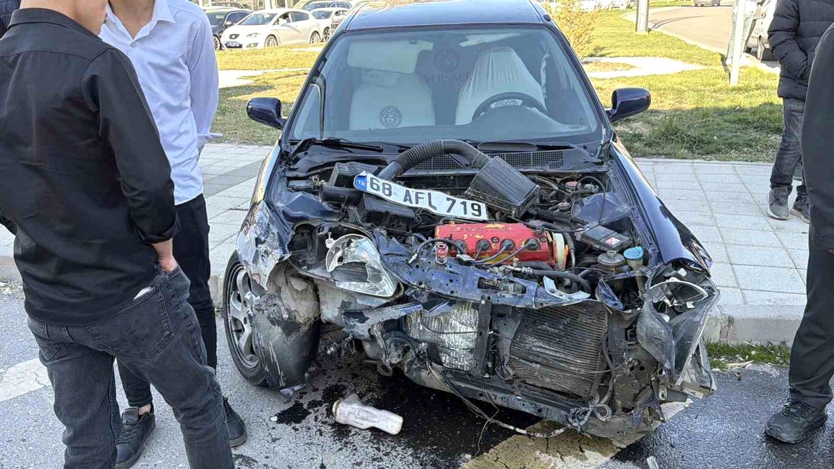 Aksaray'da iki otomobil çarpıştı: 2 yaralı