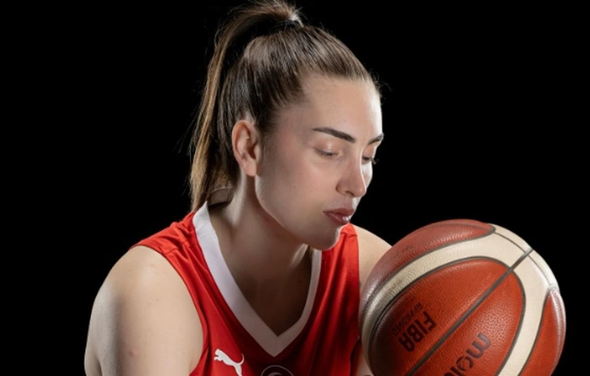 Ayşe Cora Yamaner kimdir, Ayşe Cora Yamaner kaç yaşında, nereli, evli mi, bekar mı, hangi takımlarda oynadı?