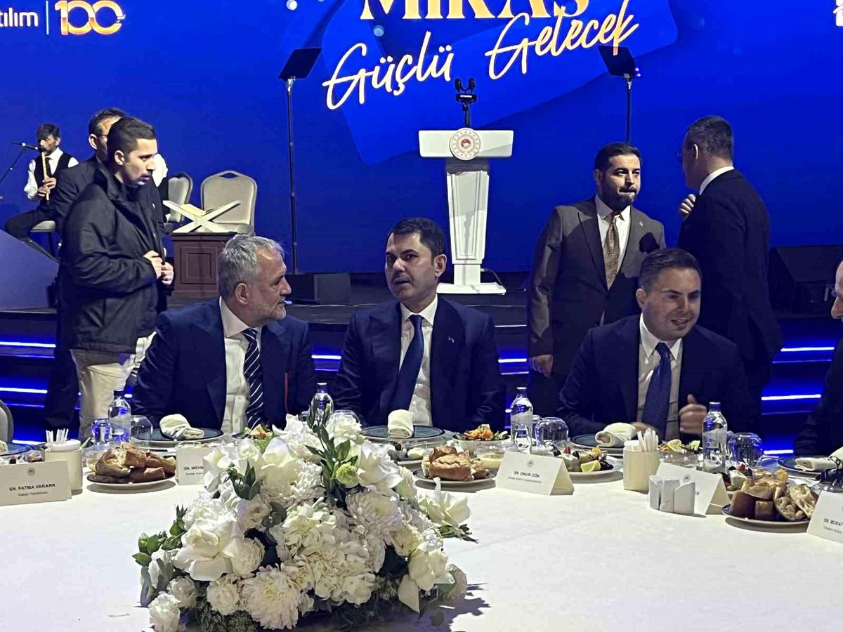 Bakan Kurum: "Devlet ve millet el ele vererek, asrın felaketini, asrın dayanışmasına dönüştüren büyük bir ...