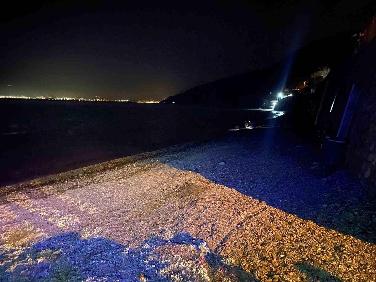Balık tutmak için açılan kayık battı, baba-oğul ölümden döndü