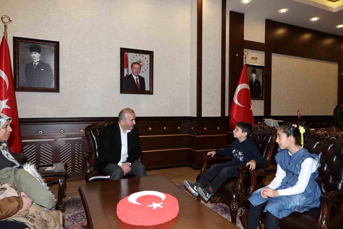 Bayrak nöbeti tutan minik öğrenciler Vali Hatipoğlu'nun konuğu oldu