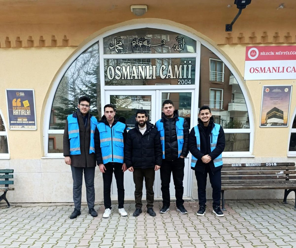 Bilecik'te KYK öğrencileri camiyi temizledi, ihtiyaç sahiplerine kumanya ulaştırdı