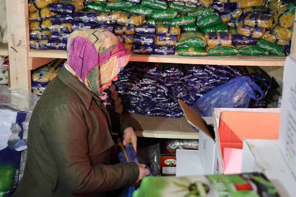 Bu bakkalda parayla değil dua ile alışveriş yapılıyor