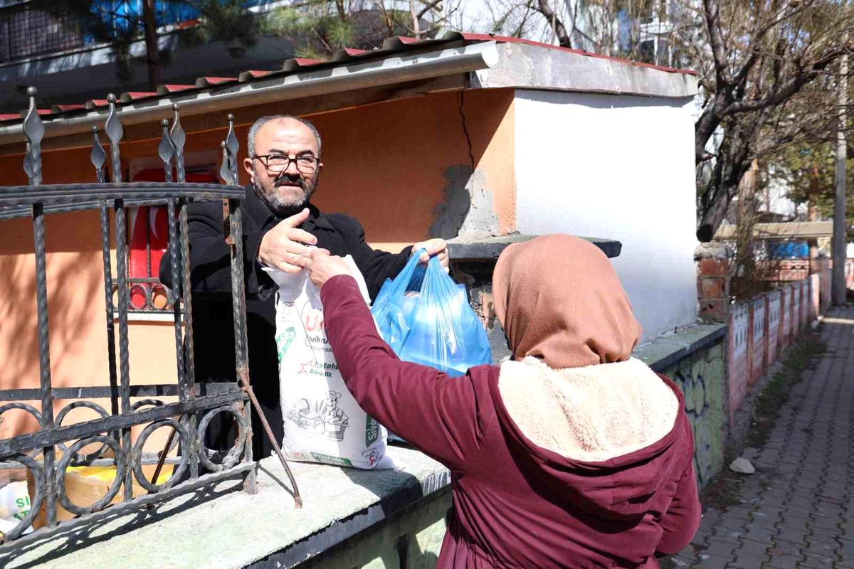 Bu bakkalda parayla değil dua ile alışveriş yapılıyor