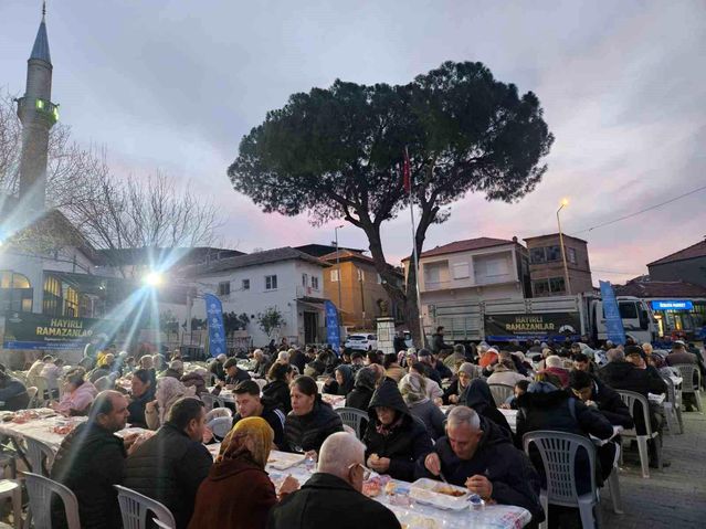 Büyükşehir’in iftar sofraları vatandaşları buluşturuyor