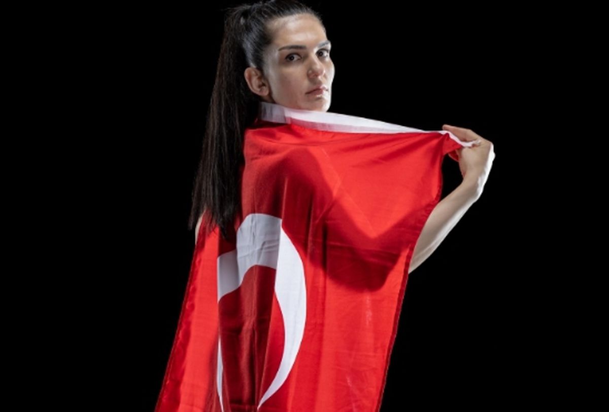 Esra Ural Topuz kimdir, Esra Ural Topuz kaç yaşında, nereli, evli mi, bekar mı, hangi takımlarda oynadı?
