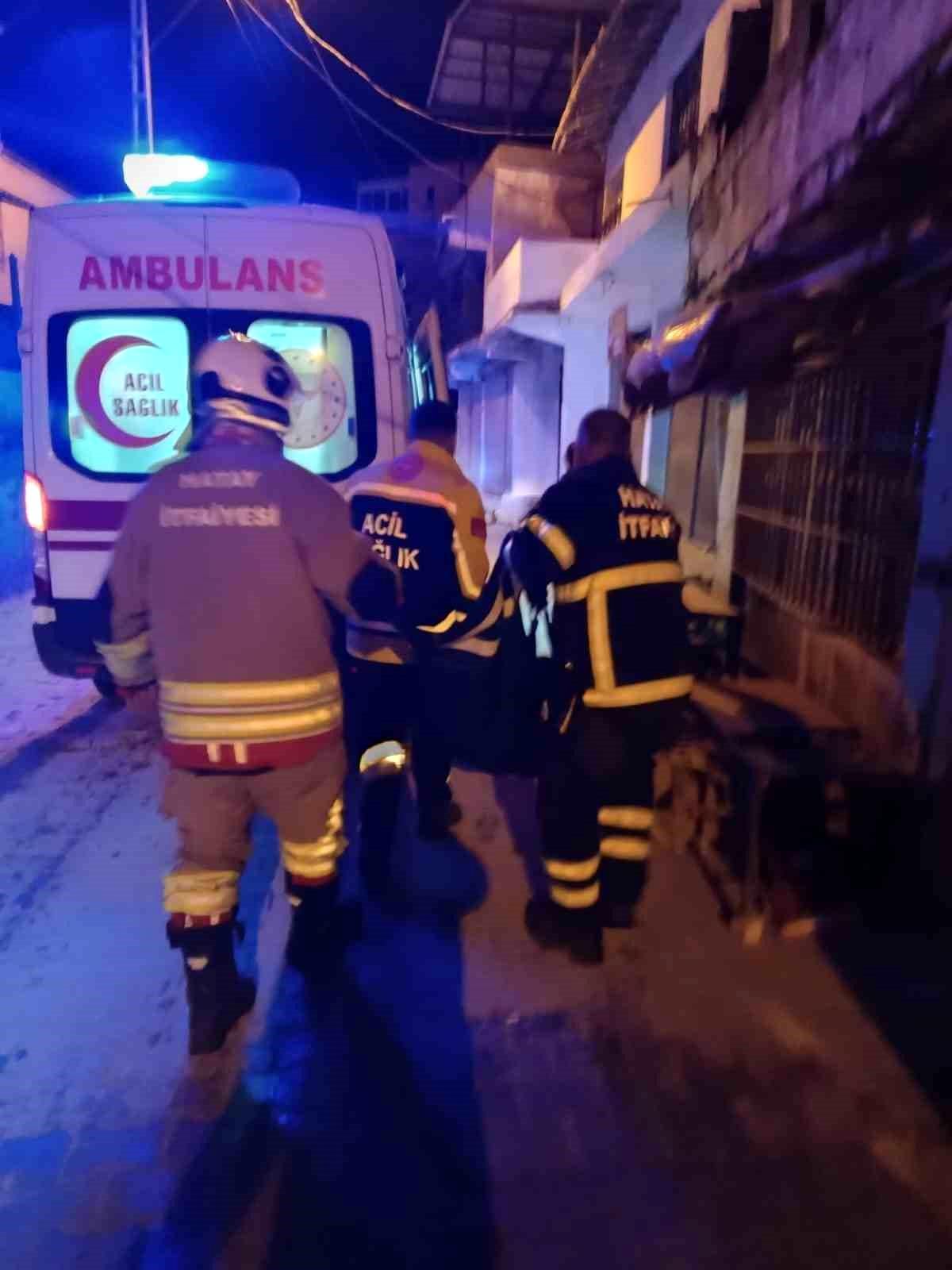Ev yangınında dumandan etkilenen 2 kişi hastanelik oldu