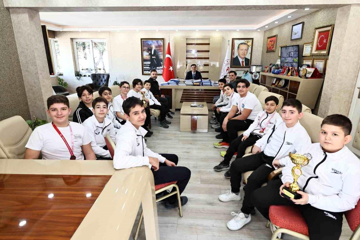 İl Müdürü Yunus Öztürk, su topu sporcularını tebrik etti