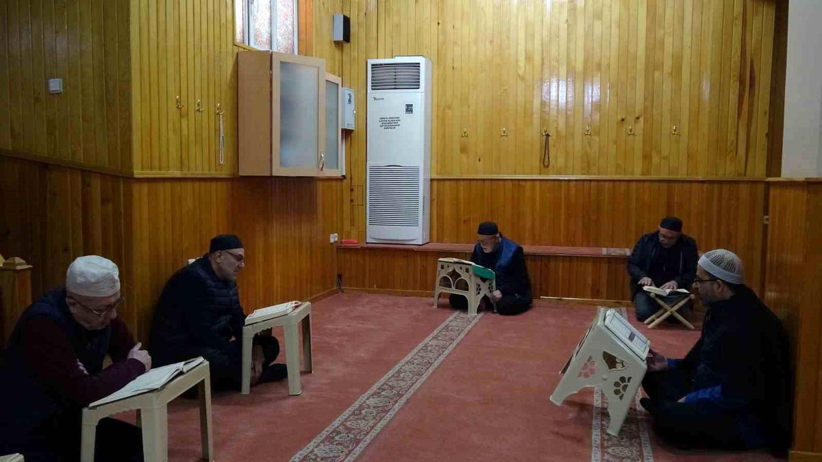 İtikafa girenler Ramazan'ın son günlerini ibadetle geçiriyor