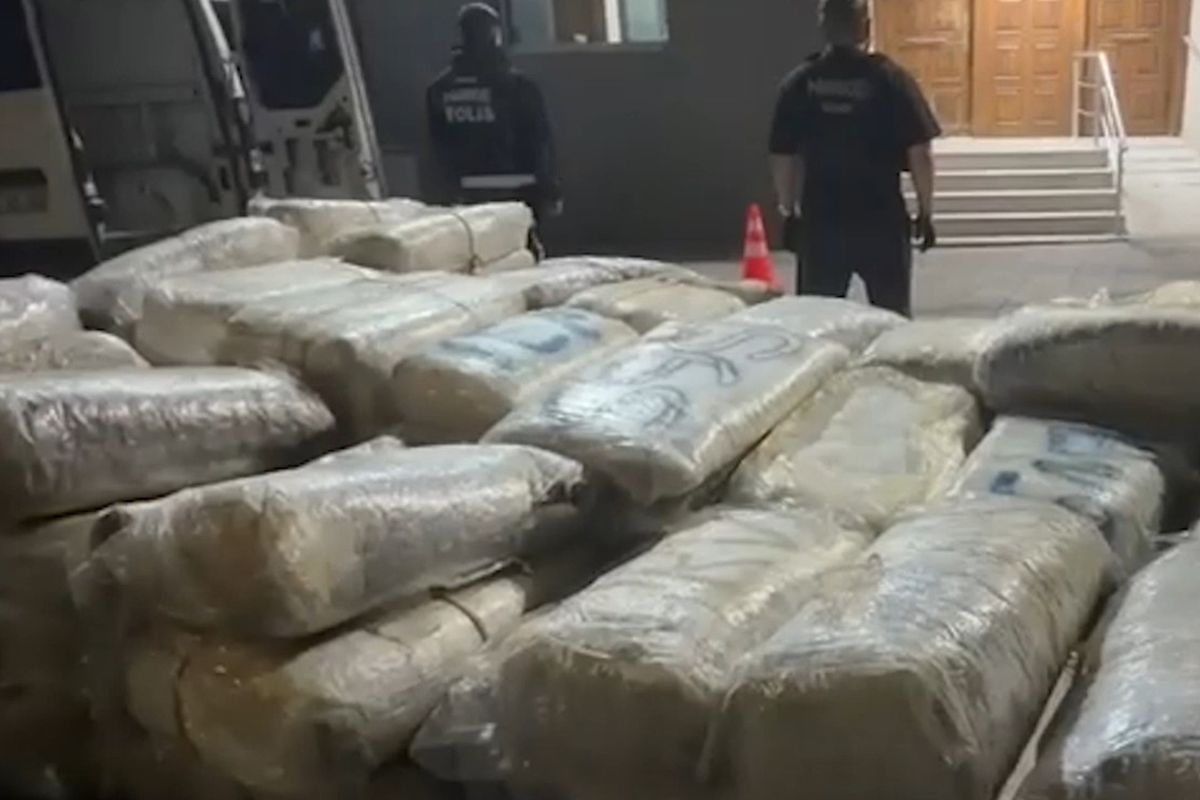 İzmir'de 1 tonu aşkın uyuşturucu ele geçirildi
