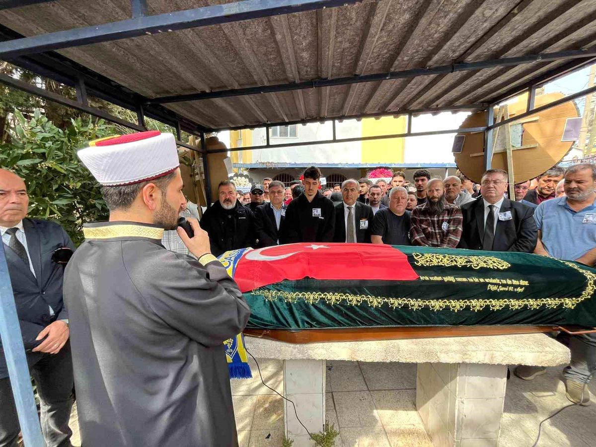 İzmir'de öldürülen taksi şoförü son yolculuğuna uğurlandı