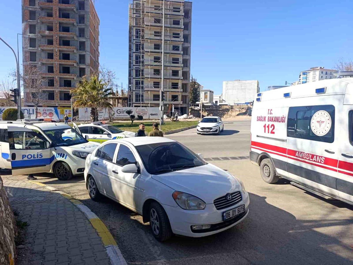 Kavşakta otomobiller çarpıştı: 2 yaralı
