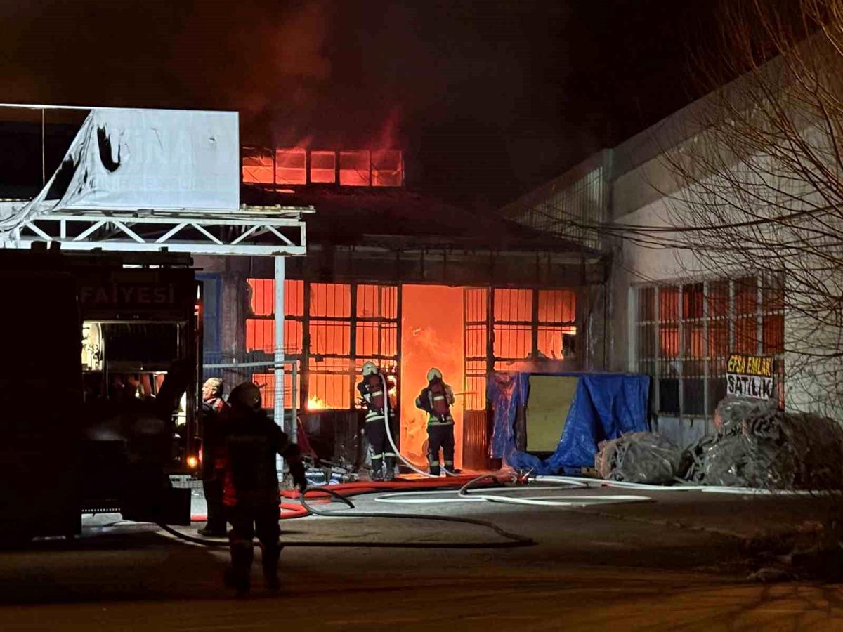 Kayseri'de mobilya atölyesi alevlere teslim oldu