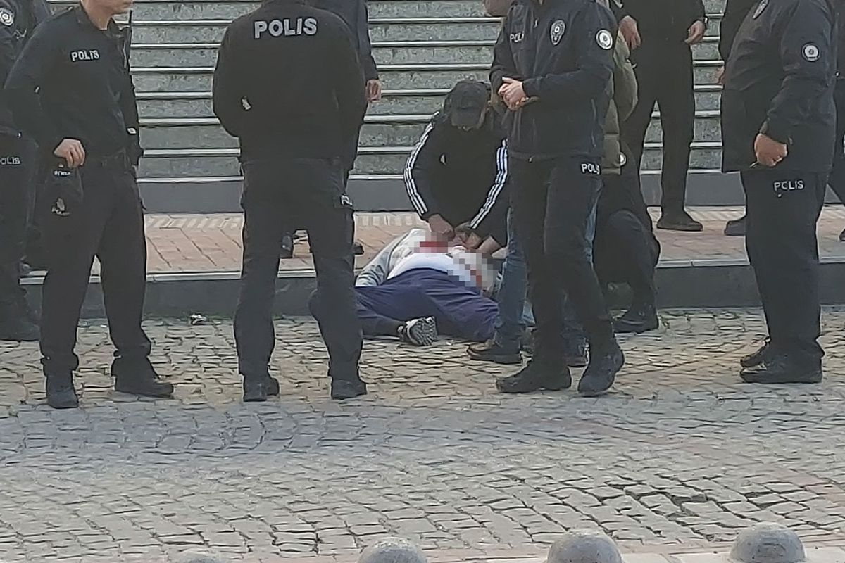 Kendisine istismarda bulunduğunu iddia ettiği şahsı adliye önünde kalbinden bıçakladı