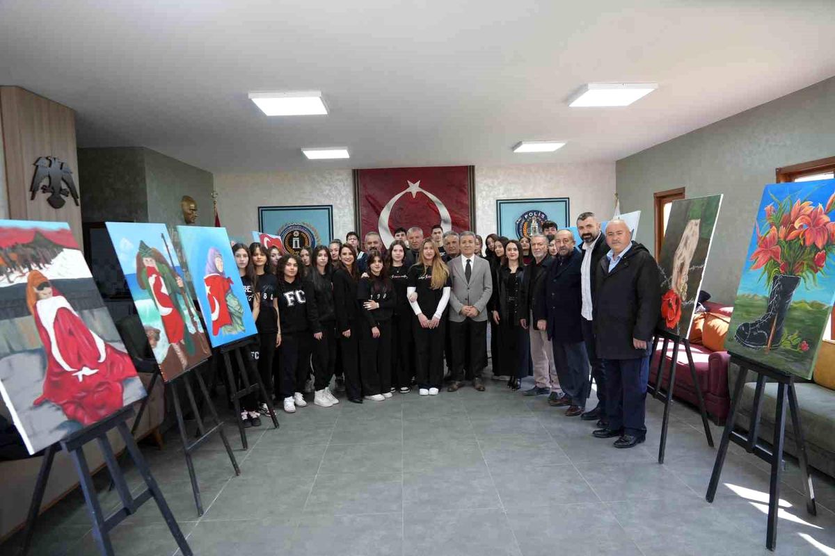 Lise öğrencilerinden Şehitler Günü'ne özel resim sergisi