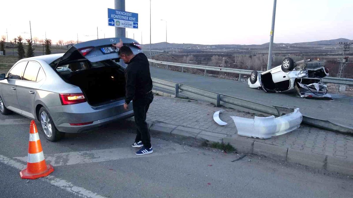 Malatya'da iki otomobil çarpıştı: 3 yaralı