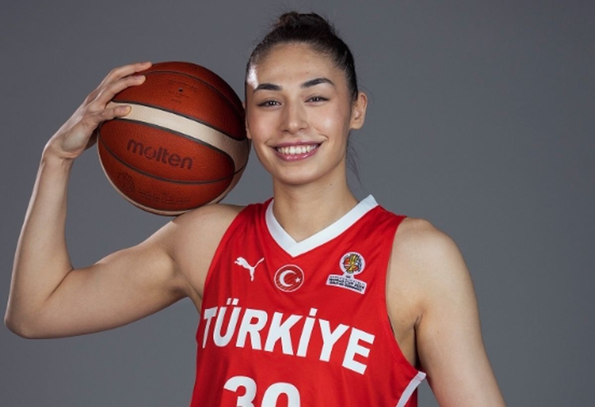 Melek Uzunoğlu kimdir, Melek Uzunoğlu kaç yaşında, nereli, evli mi, bekar mı, hangi takımlarda oynadı?