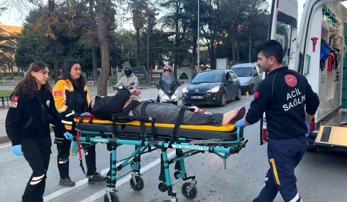 Motosiklet yayaya çarptı: 2 yaralı